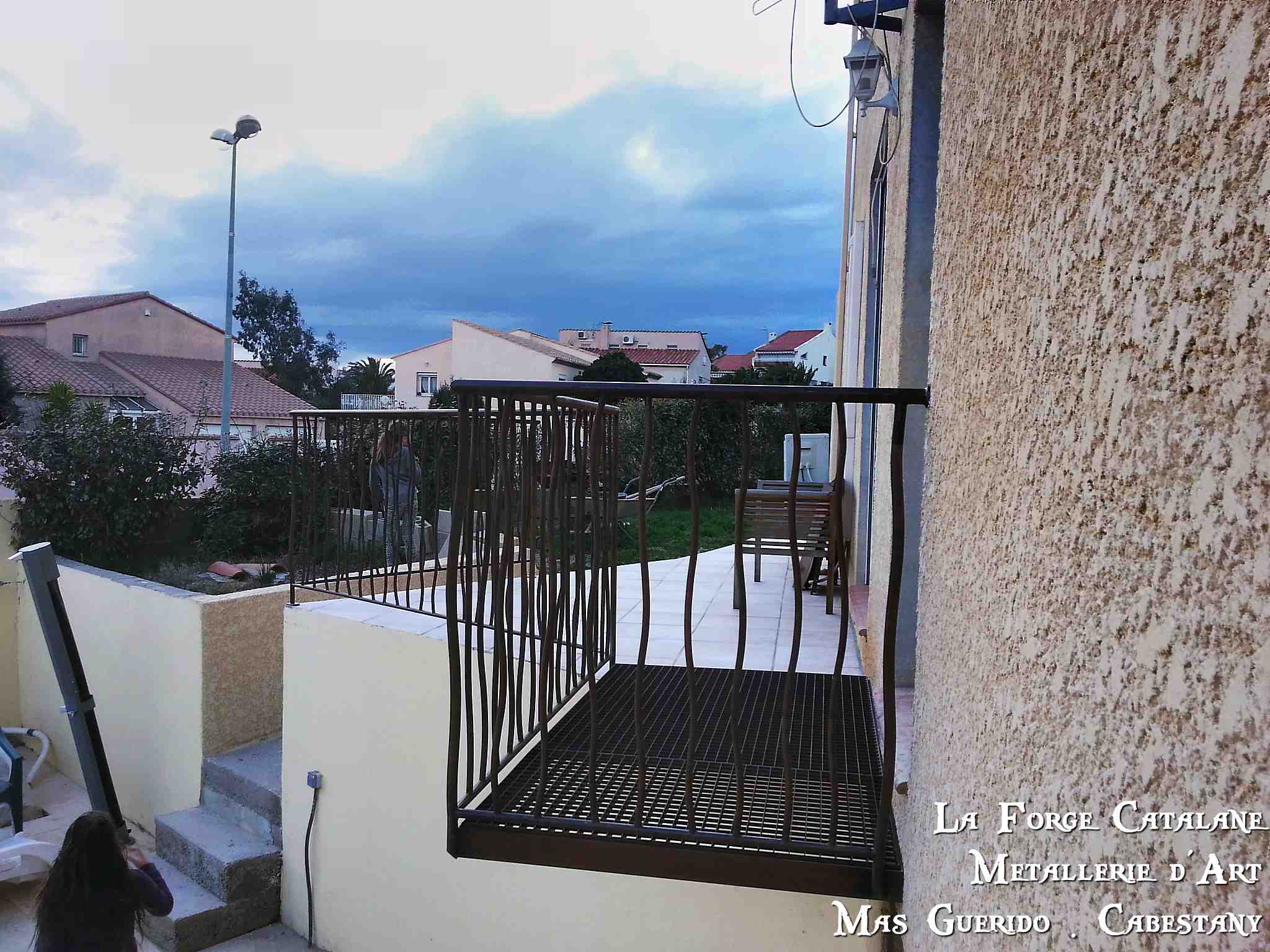 Garde corps passerelle barreaudages effet tordu forge catalane 2.jpg